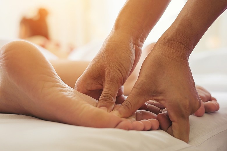 Riflessologia plantare: massaggiare i piedi per curare il corpo