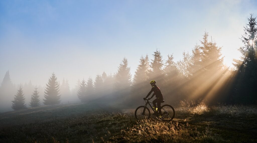 ciclista nel campo