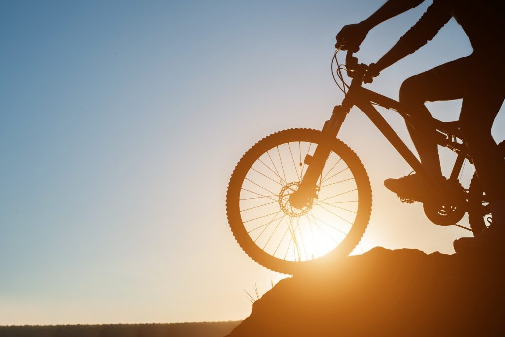 Silhouette di un uomo in bicicletta