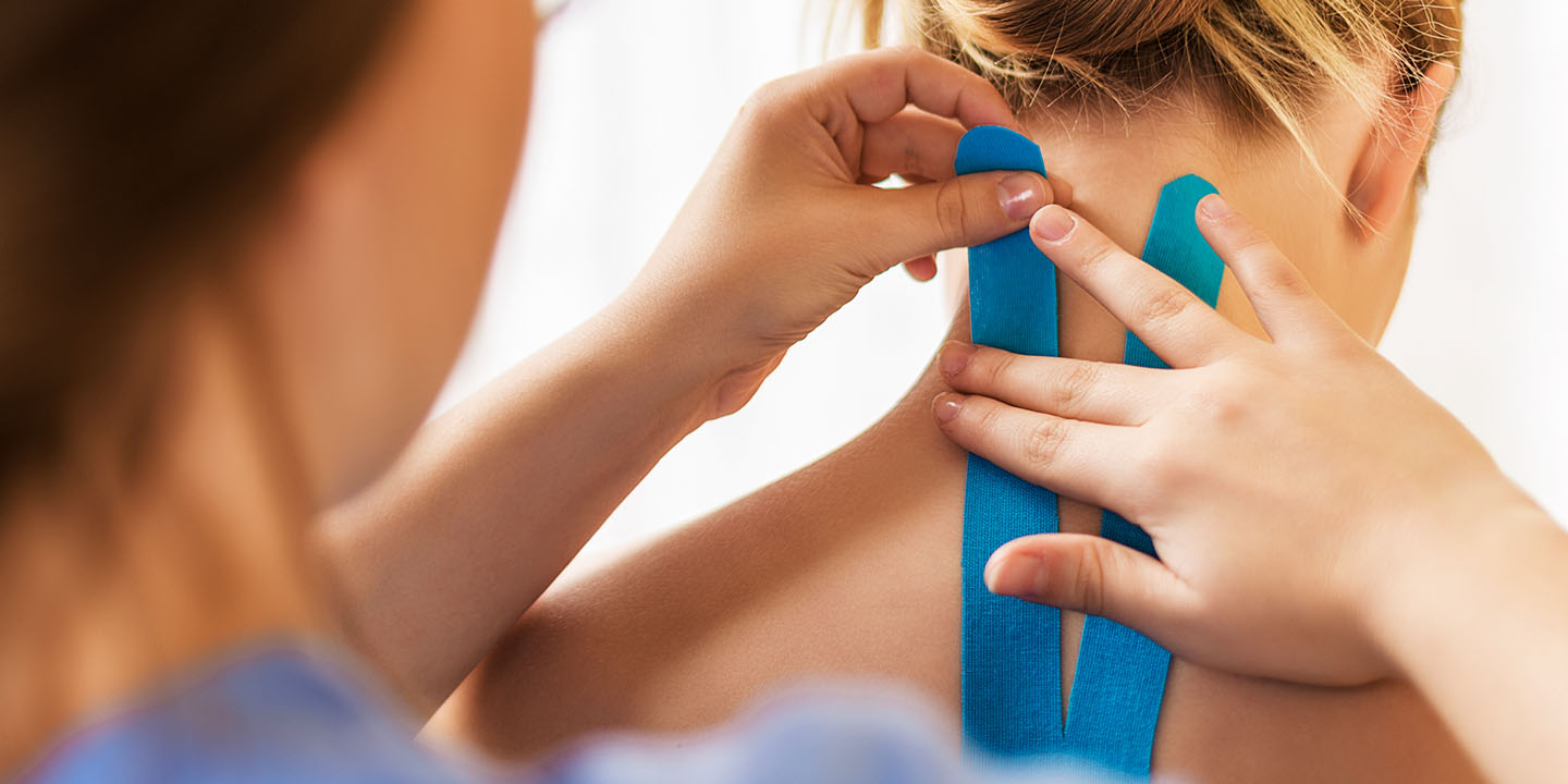 bendaggio cervicale con taping