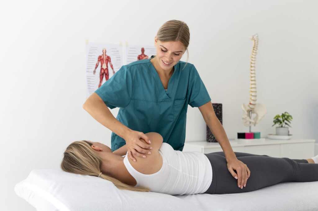 donna-che-ha-una-sessione-di-fisioterapia-una-clinica