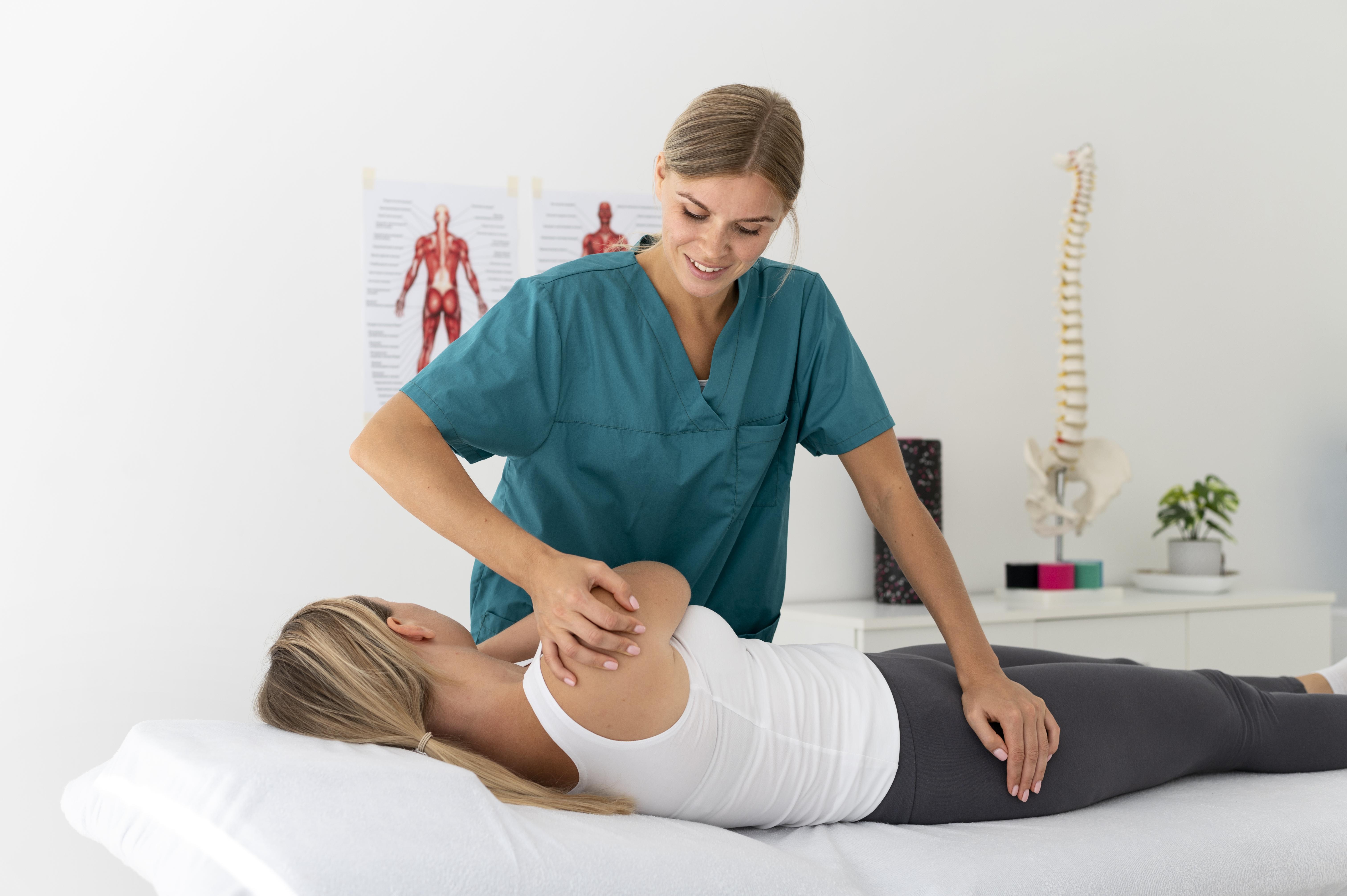 donna-che-ha-una-sessione-di-fisioterapia-una-clinica